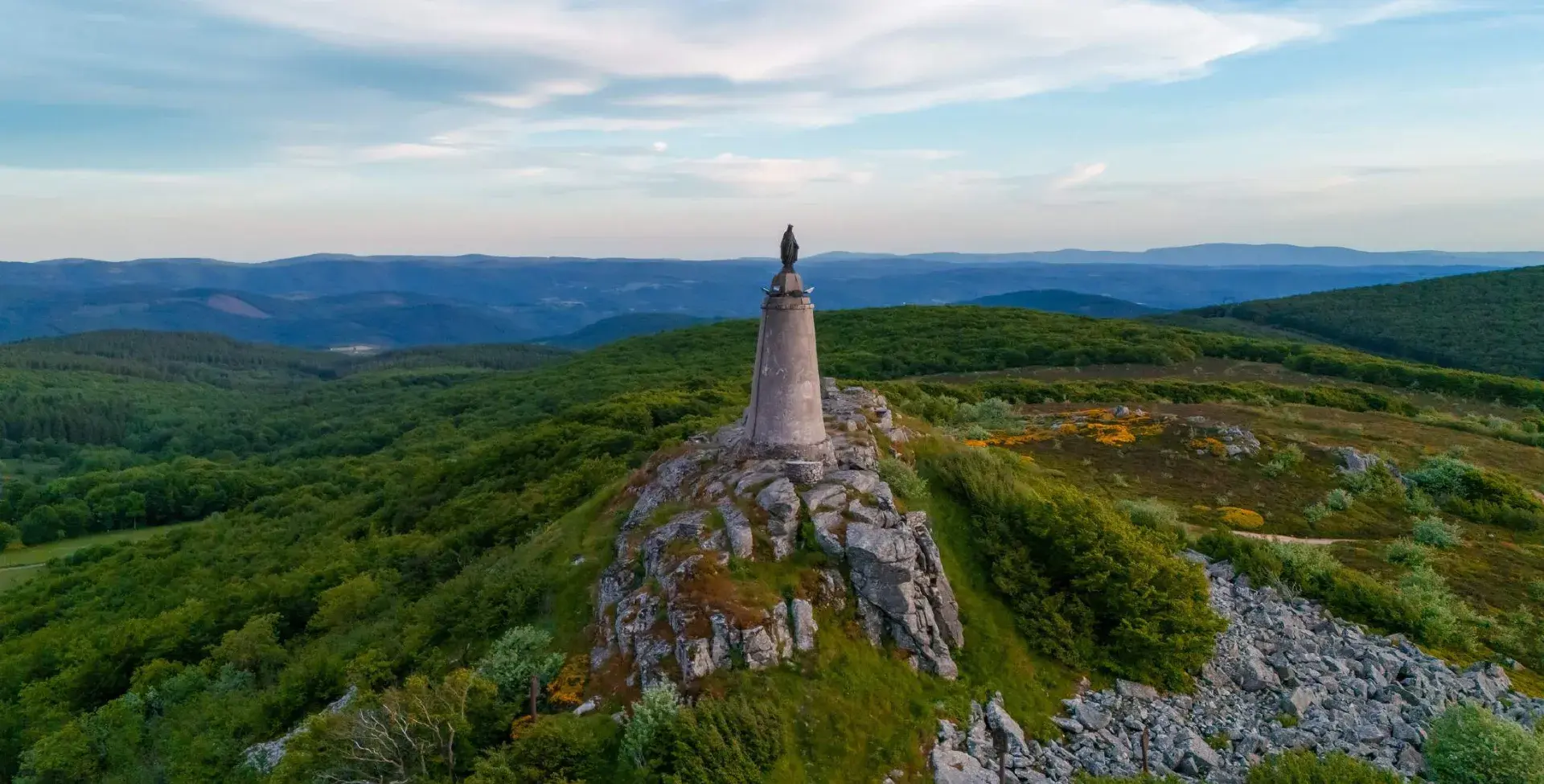 statue sur un pic rocheux