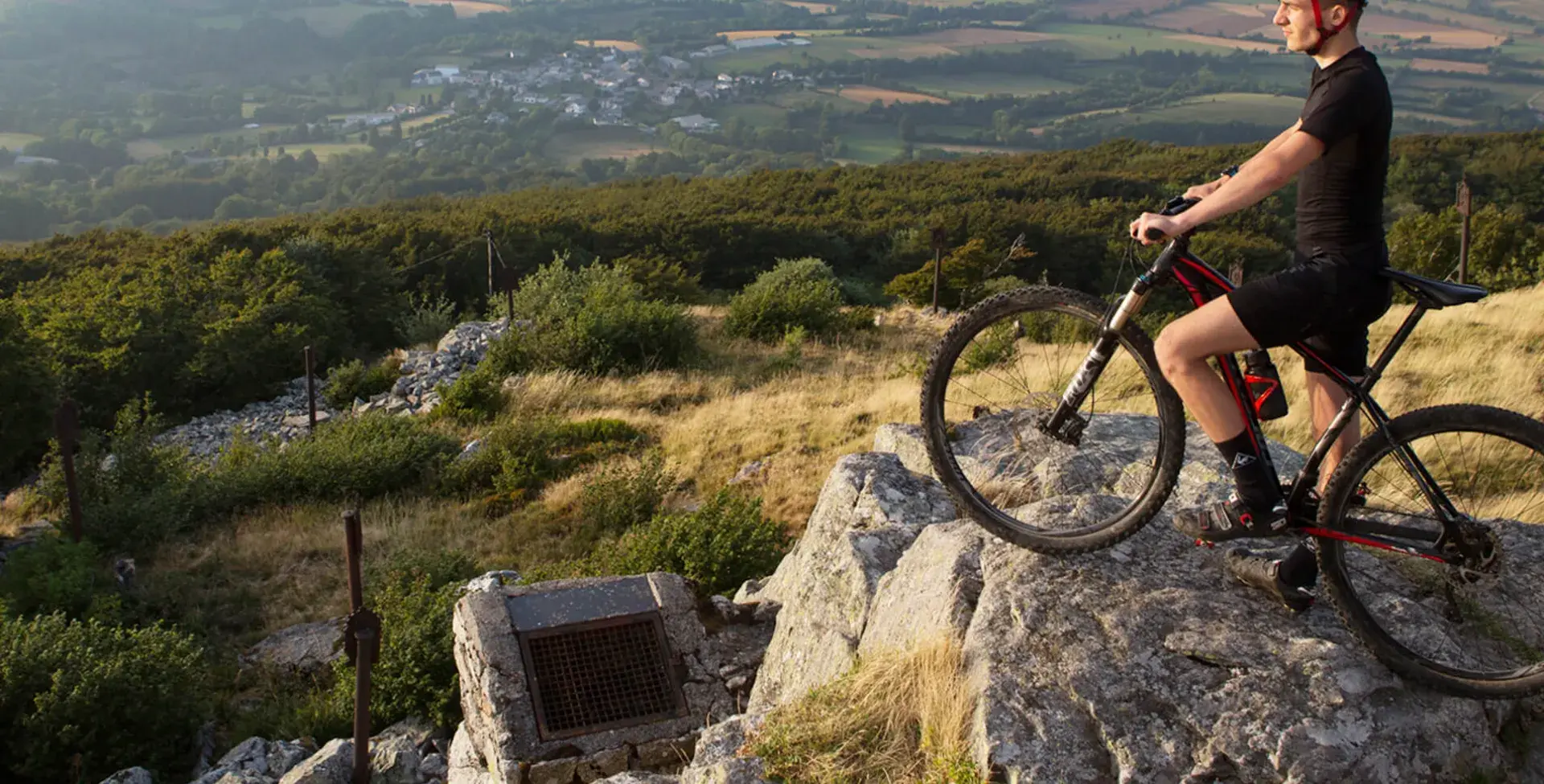 Une personne sur un vtt sur un rocher, contemplant le paysage
