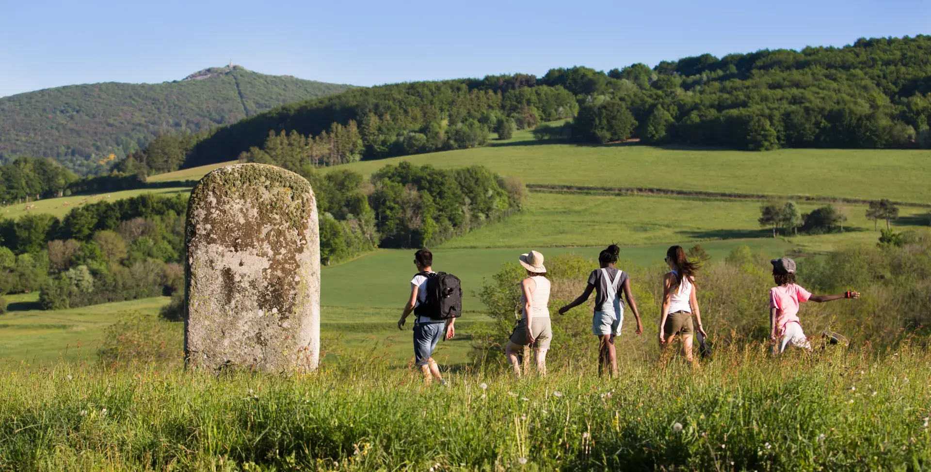 Groupe de personnes se balandant au premier plan une pierre plantée