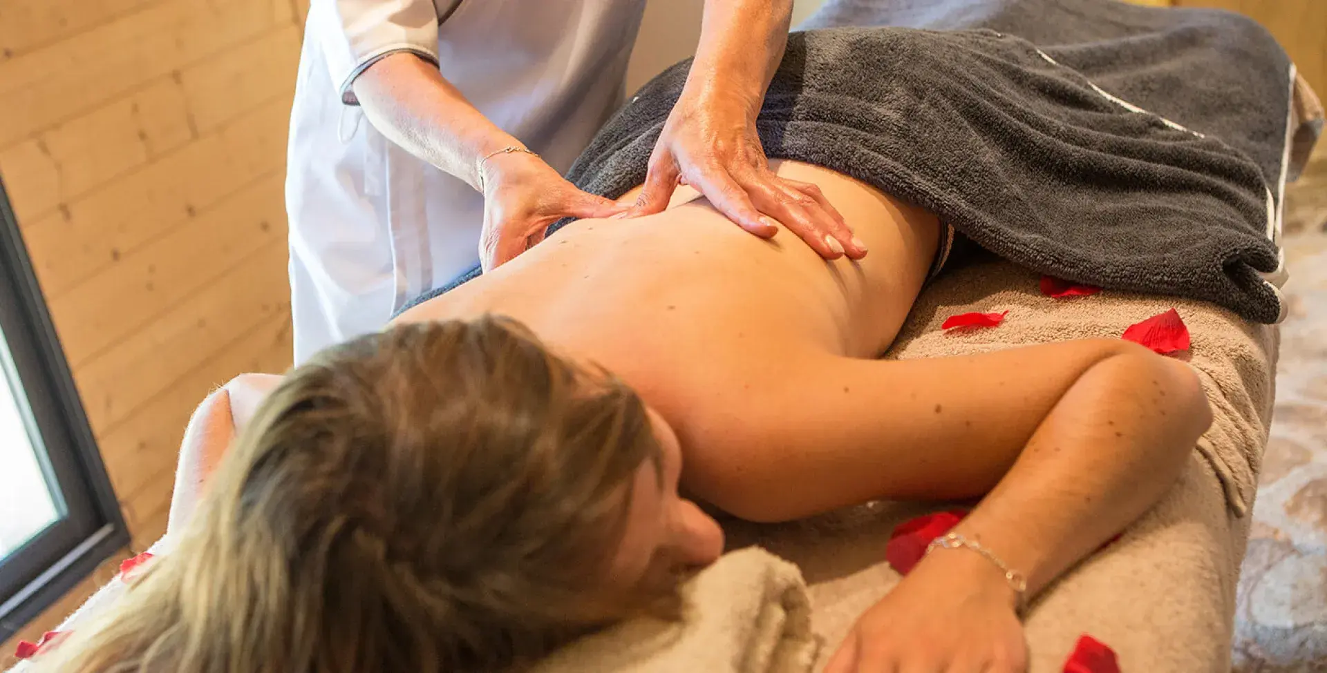 Une personne allongée sur une table de massage