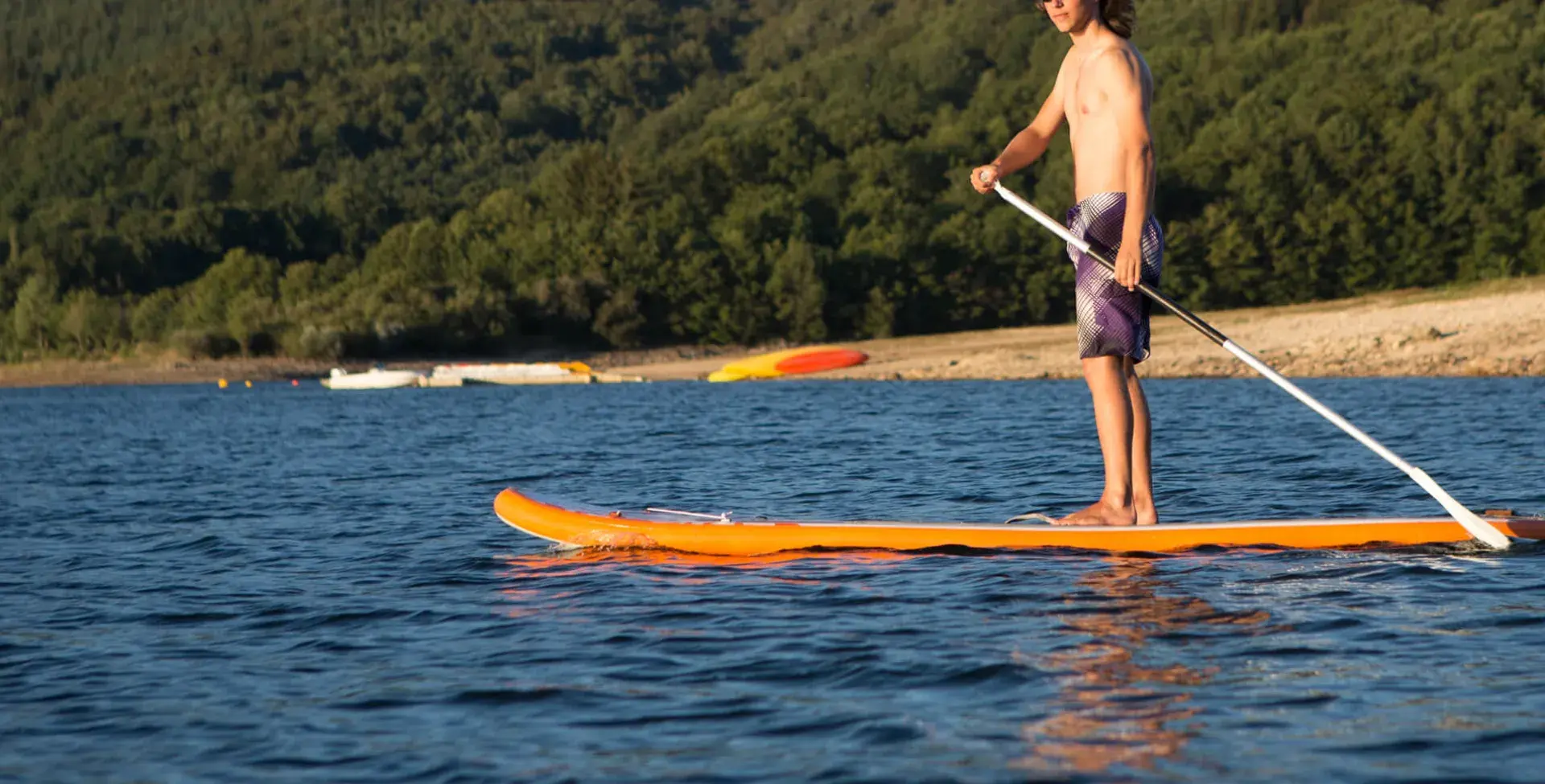 Une personne sur un paddle