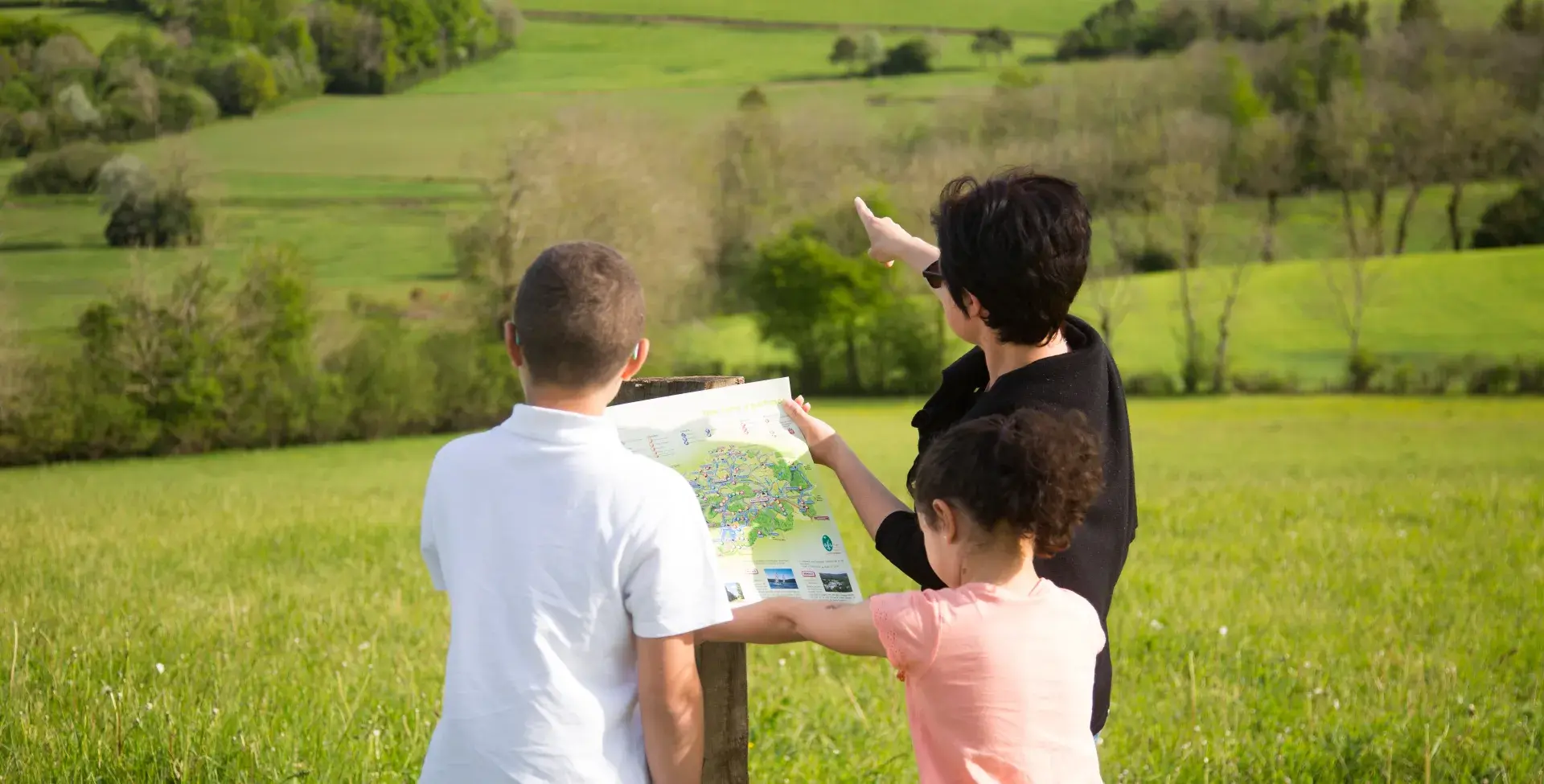 Trois personnes qui lisent une carte