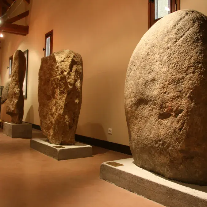 Salle d'exposition de statues menhirs