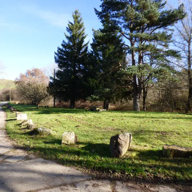 Aire de pique-nique de l'église Saint-Etienne_Murat-sur-Vèbre