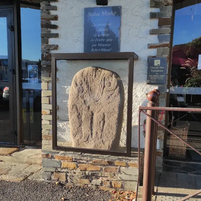 Statue-menhir à lumière rasante