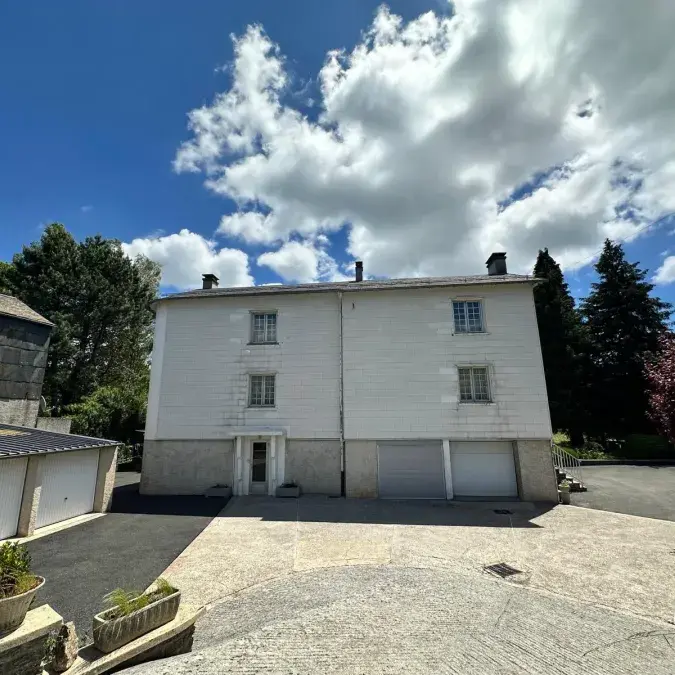 Maison devant avec garage