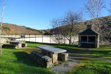 Aire de pique-nique du barrage du Laouzas_Nages