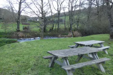 Aire de pique-nique en bord de rivière_Nages