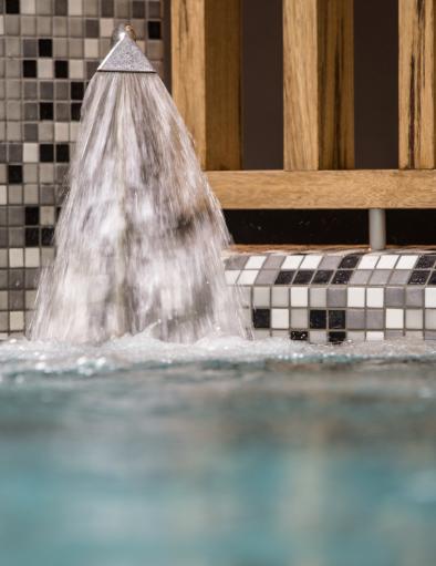 Jet d'eau dans une piscine