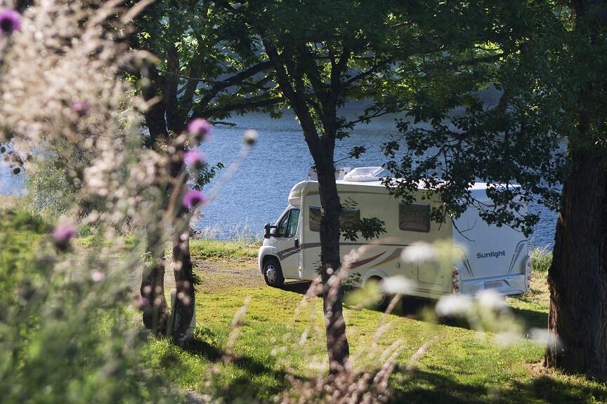 Camping-car proche d'un plan d'eau