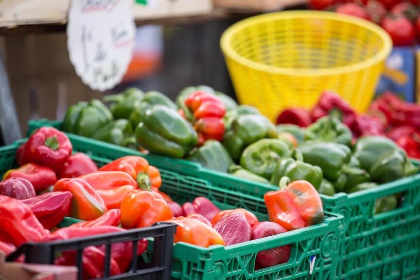 Différents légumes dans des cagettes de marché